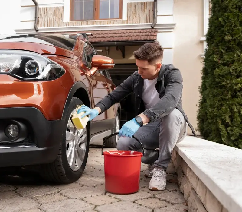 Lavage auto à domicile Loretz-d'Argenton : professionnel intervenant sur un véhicule